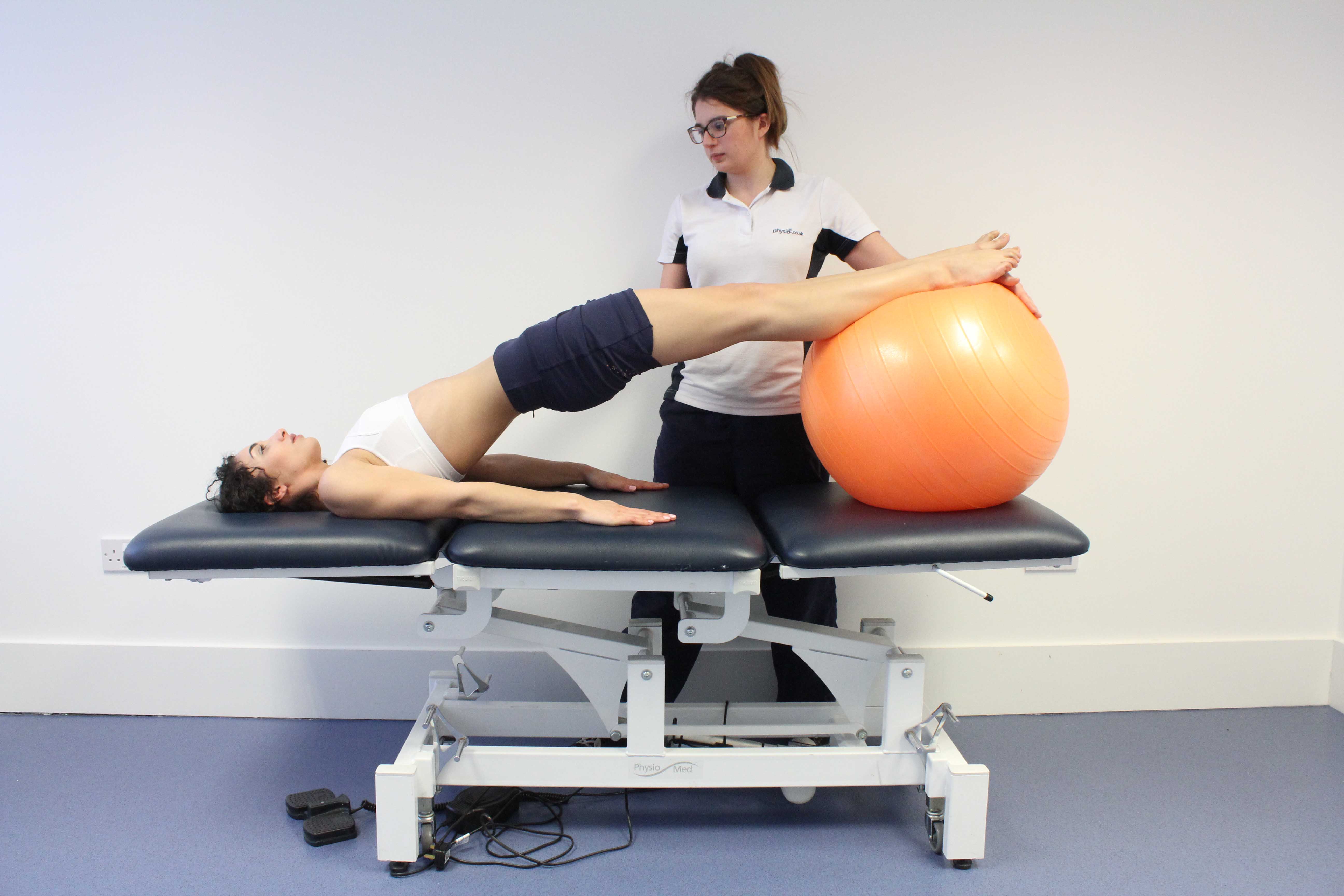Bridging exercises supervised by a physiotherapist to improve core stability