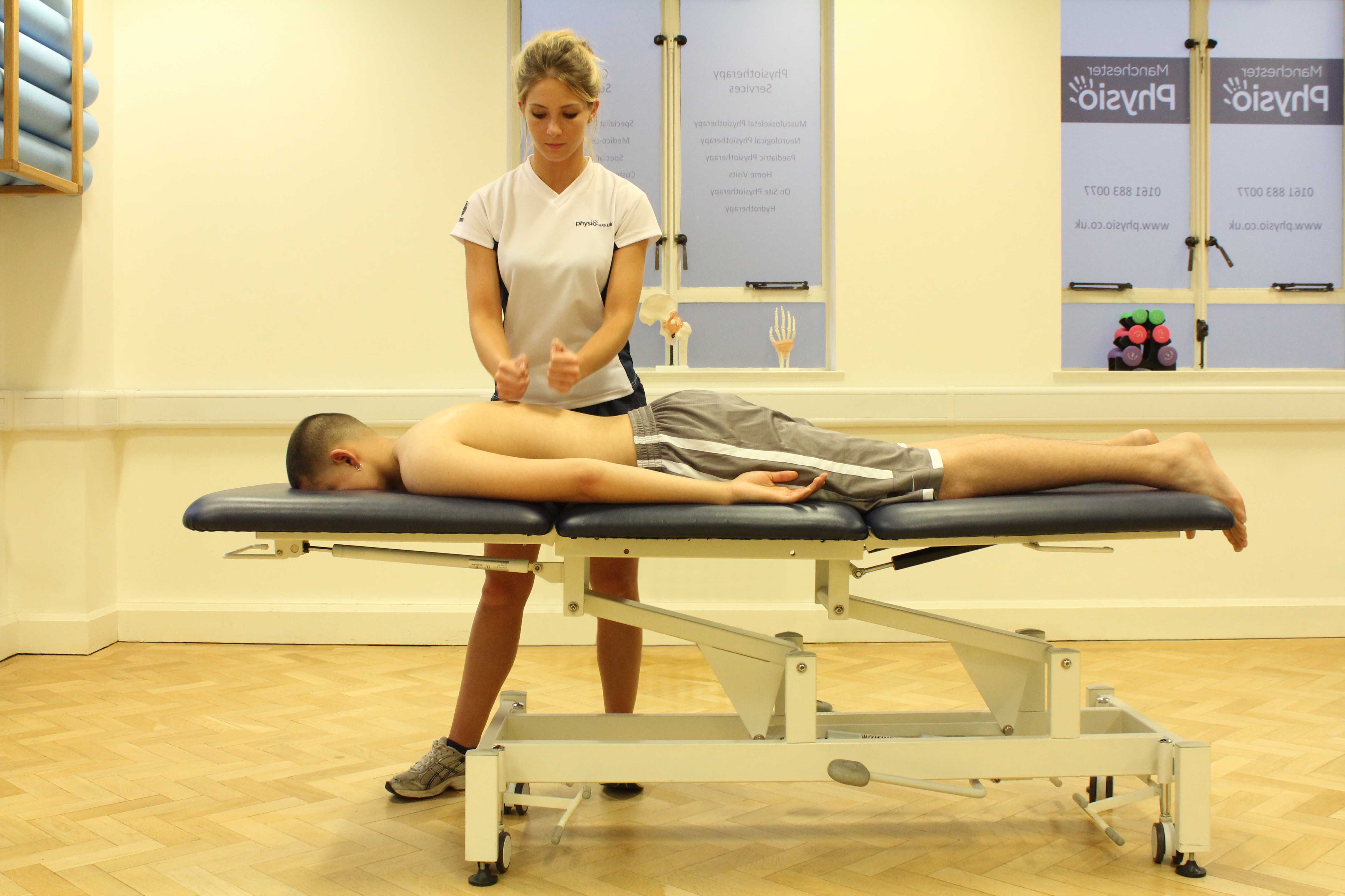 Beating percussion massage technique applied to latissimus dorsi muscle