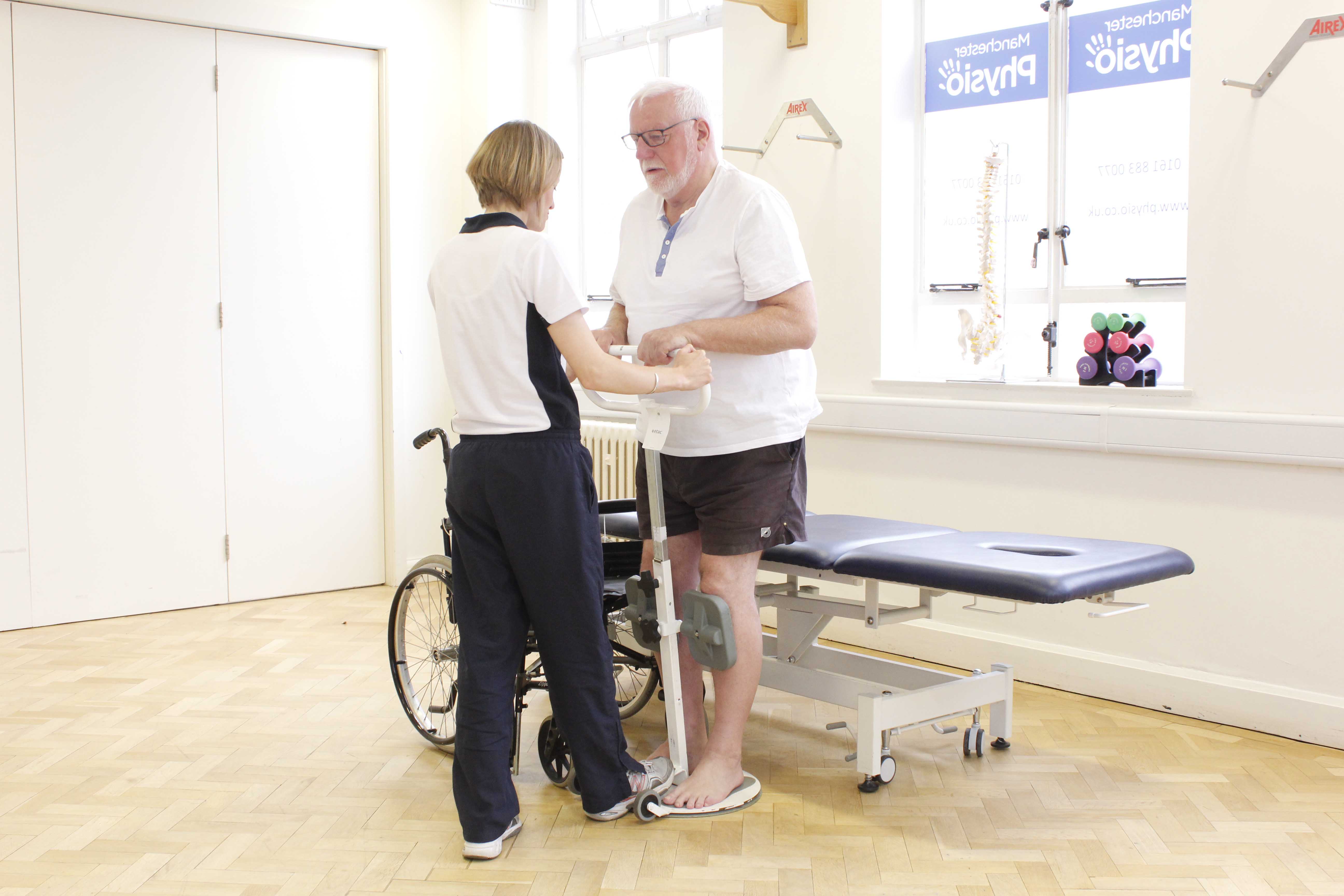 Transfering from a wheel chair to a bed using a rotator frame and assistance of a physiotherapist