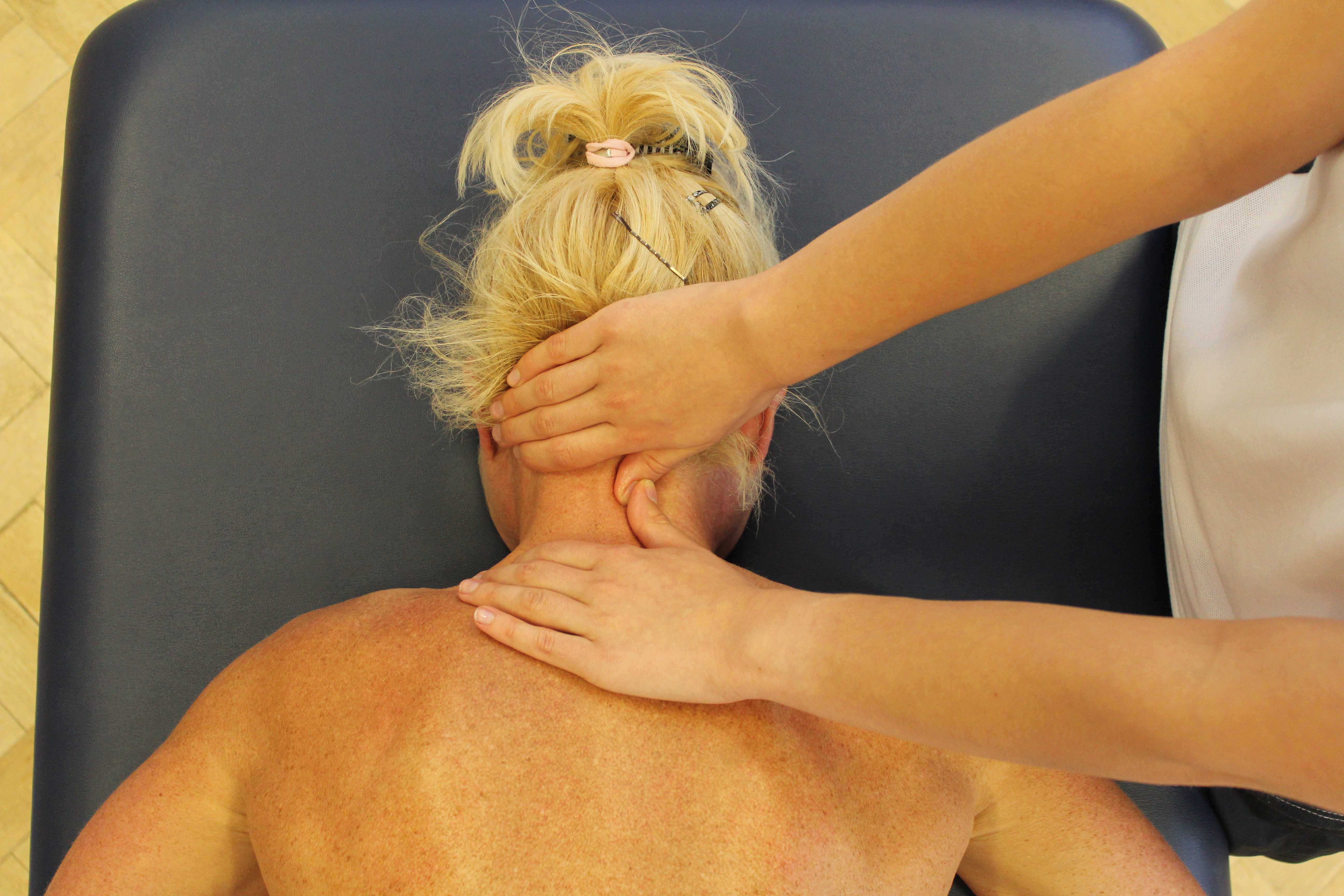 Mobilisation of the cervical vertebrea by the physiotherapist